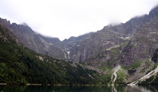 See in Bergen. Der See Morskie Oko (Meeresauge) ist der beliebteste Ort in der Hohen Tatra in Europa, Polen. Berühmter Touristenort. - Foto, Bild