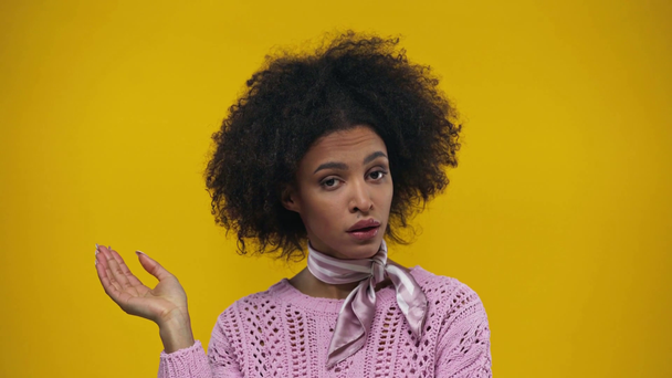 afroamericana chica mostrando bla bla gesto aislado en amarillo
  - Imágenes, Vídeo