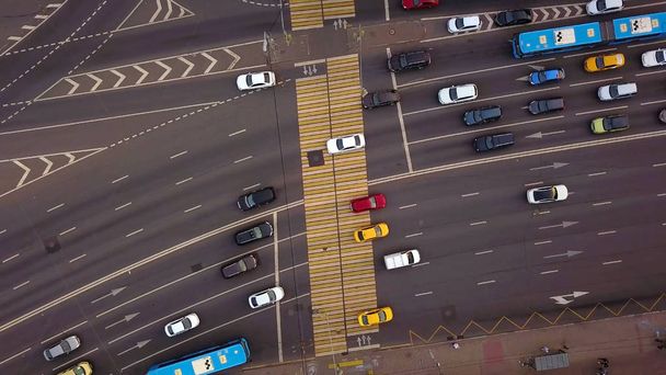 Vue aérienne de la circulation dans les rues de la ville, concept de transport
 - Photo, image