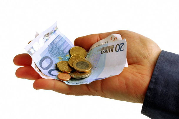 Billetes y monedas en euros en una mano se cierran sobre fondo blanco
 - Foto, imagen