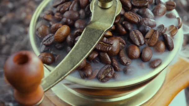Pražená kávová zrna pomalu uzení v mlýnku na kávu - Záběry, video