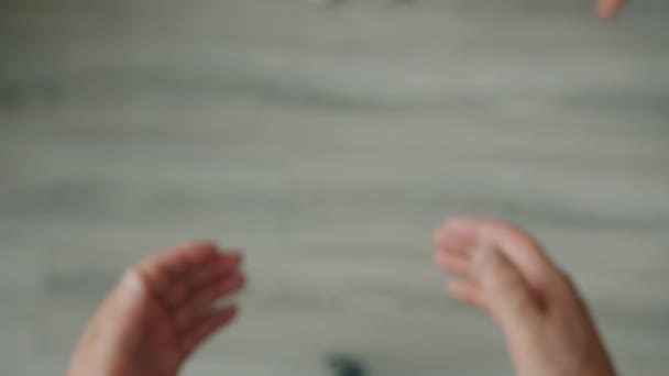 Zbliżenie szczęśliwej pary trzymającej się za ręce, mężczyzna pieści kobiece dłonie - Materiał filmowy, wideo
