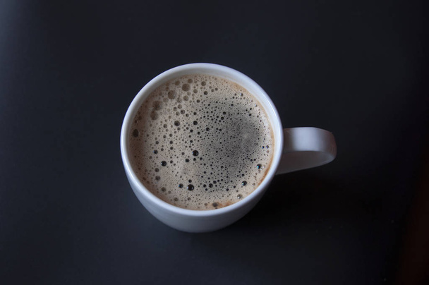 Káva s mlékem na černém pozadí - Fotografie, Obrázek