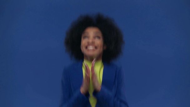 збуджена афроамериканська жінка ізольована на синьому
 - Кадри, відео