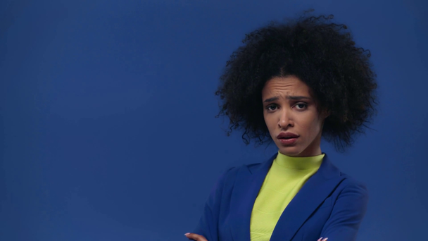 menina afro-americana emocional apontando com o dedo isolado no azul
 - Filmagem, Vídeo