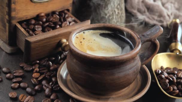 Ζεστός καφές σε ένα φλιτζάνι με ατμό σε ένα παλιό φόντο - Πλάνα, βίντεο