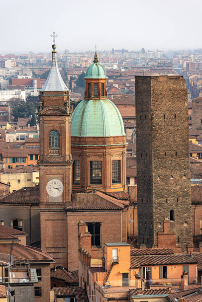 Garisenda Tower, jedna ze dvou věží (Due Torri 1109-1110) a bazilika Santi Bartolomeo e Gaetano (1516), centrum Boloně, Emilia-Romagna, Itálie, Evropa - Fotografie, Obrázek