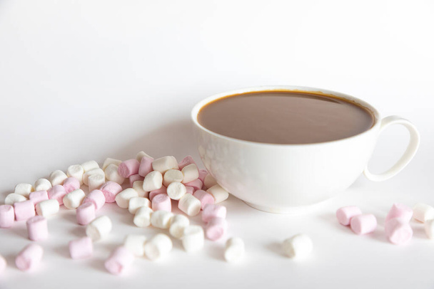 Marshmallow with coffee or hot chocolate on a white background, sweet food background - Foto, Imagen