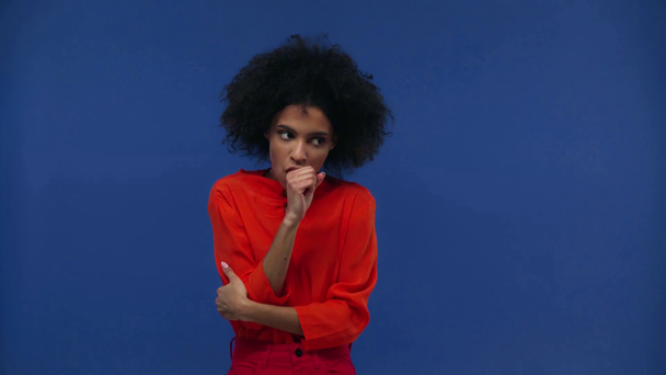 rizado africano americano chica sintiendo frío aislado en azul
 - Metraje, vídeo
