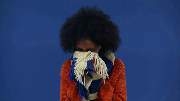 Afrikkalainen amerikkalainen tyttö yskä ja aivastelu eristetty sininen
 - Materiaali, video