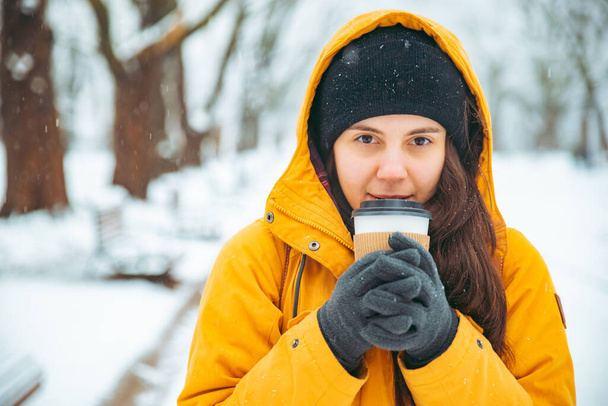 Žena, pití kávy venku v parku portrét. nápoj, jít. zimní čas. zahřát koncept - Fotografie, Obrázek