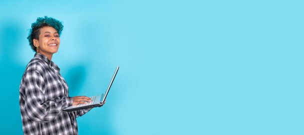 isolated girl with laptop on blue background - Zdjęcie, obraz