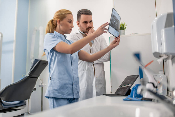 Imagen de dos doctores mirando rayos X. Concepto de salud, medicina y personas. - Foto, Imagen