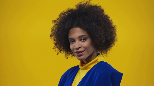 africano americano chica sonriendo aislado en amarillo
  - Metraje, vídeo