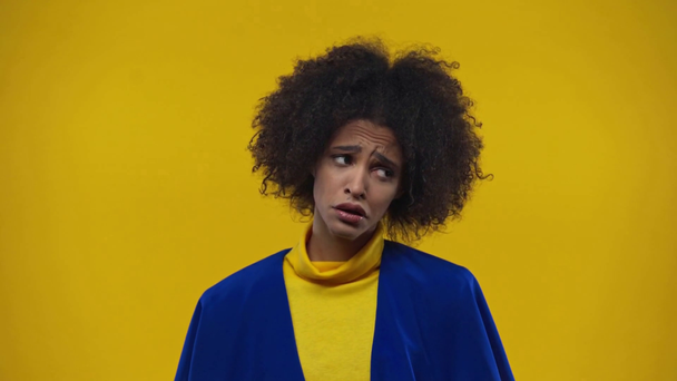 mujer afroamericana que no muestra ningún gesto aislado en amarillo
 - Imágenes, Vídeo