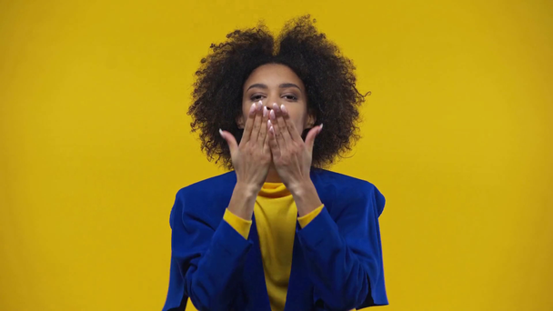 Afro-Amerikalı kadın sarıda tek başına baş parmak gösteriyor. - Video, Çekim