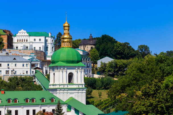 Ukrayna 'daki Kiev Manastırı olarak da bilinen Kiev Pechersk Lavra' nın manzarası - Fotoğraf, Görsel