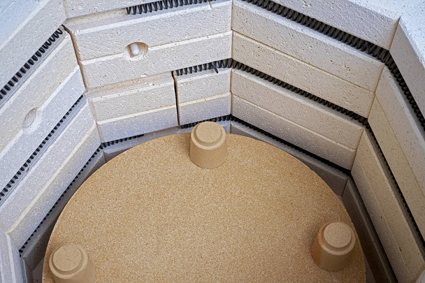 intuizione in un forno di ceramica vuoto
 - Foto, immagini