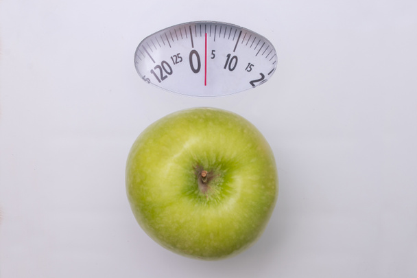πράσινο μήλο σε κλίμακα, δίαιτα και ευεξία έννοια - Φωτογραφία, εικόνα