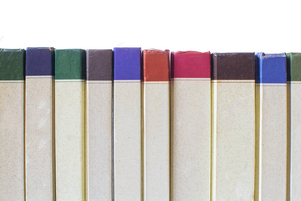 Grupo de libros coloridos aislados sobre fondo blanco con espacio para texto
 - Foto, Imagen