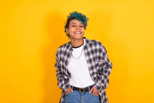 sonriente afro americano joven chica aislado en amarillo fondo
 - Foto, imagen