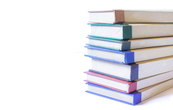 Gruppo di libri colorati isolati su sfondo bianco con spazio per il testo
 - Foto, immagini
