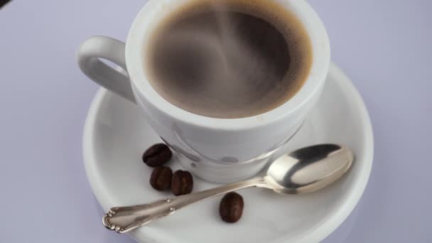 Café caliente en una taza con vapor sobre un fondo viejo
 - Metraje, vídeo