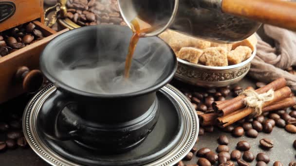 コーヒーポットからカップに蒸気を注ぐコーヒー - 映像、動画