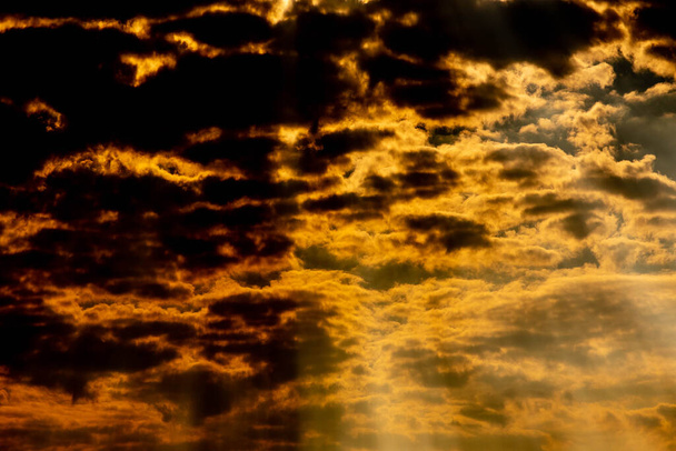 Silueta de la puesta del sol y tarde en el sur de Brasil, frente a Uruguay. Paisaje rural al final de la tarde. Colores y siluetas. Espectáculo de la naturaleza al final del día, colores y luces
 - Foto, imagen
