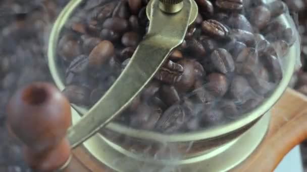 Ψητά φασόλια καφέ που καπνίζουν αργά σε ένα μύλο καφέ - Πλάνα, βίντεο