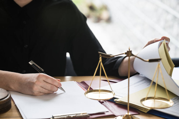 στενή άποψη του δικαστή στο χώρο εργασίας με σφυρί στο τραπέζι, έννοια της νομολογίας  - Φωτογραφία, εικόνα