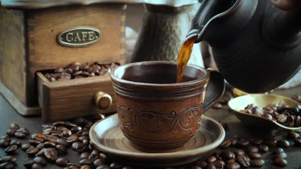 Café à la vapeur versé d'une cafetière dans une tasse
 - Séquence, vidéo