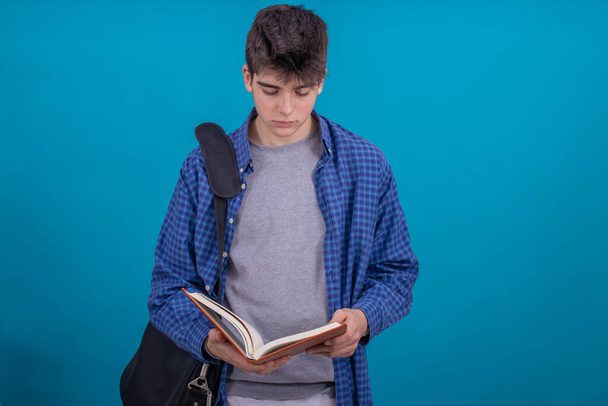 tini diák fiú hátizsák és könyvek elszigetelt színes háttér - Fotó, kép