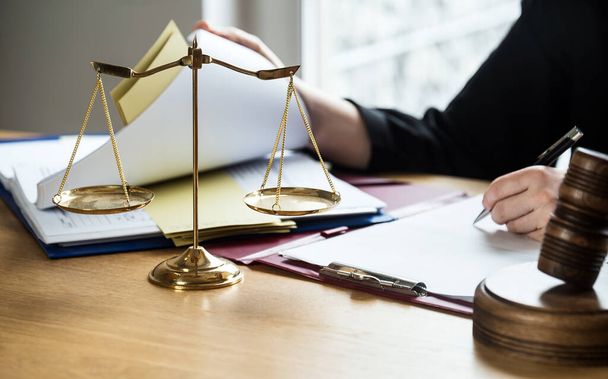 İş yerindeki yargıcın bakış açısını masada çekiçle kapatmak, hukuk kavramı  - Fotoğraf, Görsel