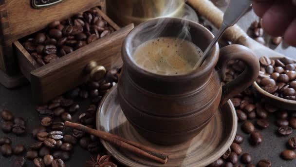 Stomende koffie mengen in een kopje met een lepel - Video