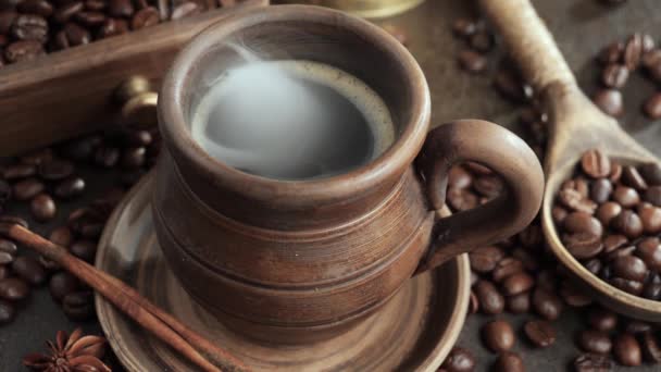Warme koffie in een kopje met stoom op een oude achtergrond - Video