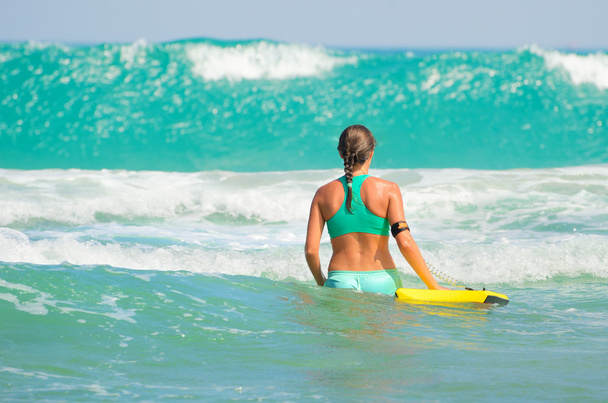 Девушка-серфер - пляжная серфингистка, весело смеющаяся
 - Фото, изображение