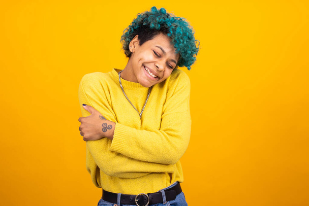 ragazza afro-americana alla moda o donna con i capelli blu isolati su sfondo giallo
 - Foto, immagini
