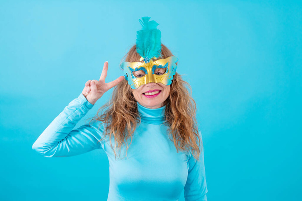 retrato de mulher adulta sênior com mastigação de carnaval isolado no fundo de cor
 - Foto, Imagem