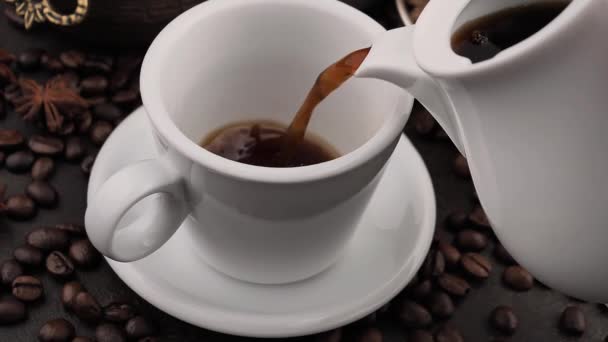 Kuumaa kahvia kaadetaan kahvinkeittimestä kuppiin
. - Materiaali, video