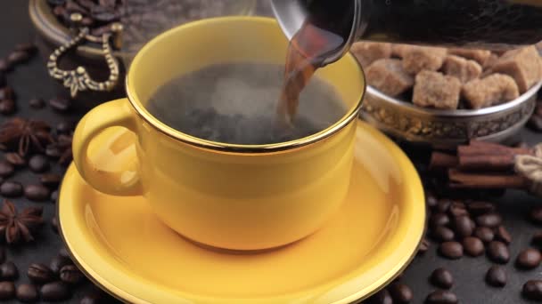 Kuumaa kahvia kaadetaan kahvinkeittimestä kuppiin
. - Materiaali, video