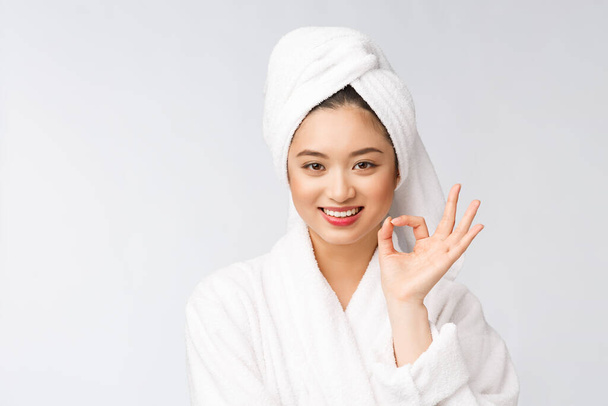 belleza mujer asiática ok gesto para un buen producto facial. aislado sobre fondo blanco. concepto de belleza y moda
. - Foto, imagen