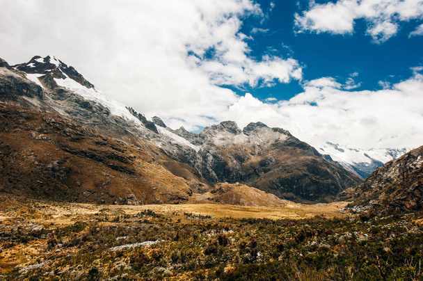 La vue de la vallée sur le sentier de randonnée à Laguna 69, Pérou - Photo, image