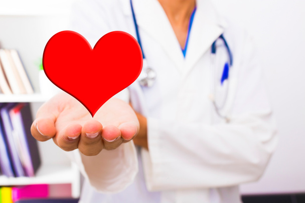 lékařská ruka drží srdce - Fotografie, Obrázek