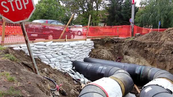 csővezeték az út alatt halad - Felvétel, videó