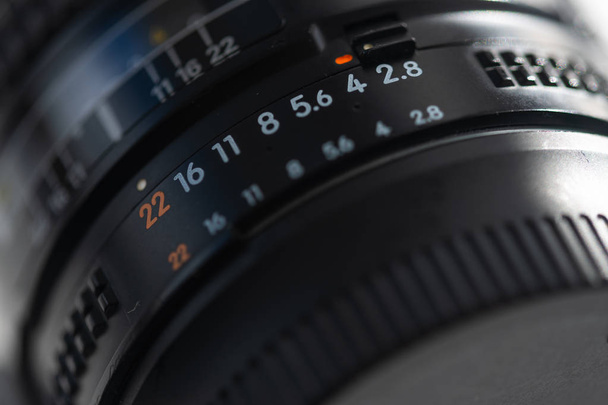 Imágenes detalladas de dos antiguas longitudes focales para cámaras réflex digitales
 - Foto, imagen