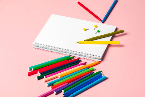Colorful felt tip pens with blank notepad paper on pink pastel background - Foto, Imagem