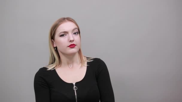 femme en colère montre une émotion de ressentiment, tient son index près du visage
 - Séquence, vidéo