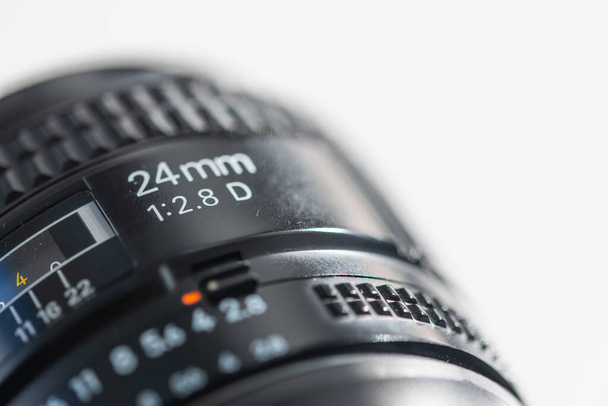 Imagens detalhadas de dois comprimentos focais antigos para câmeras SLR digitais
 - Foto, Imagem