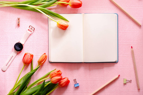 Primavera flat lay com tulipas laranja no fundo rosa. Copiar espaço para uma frase ou anúncio
. - Foto, Imagem